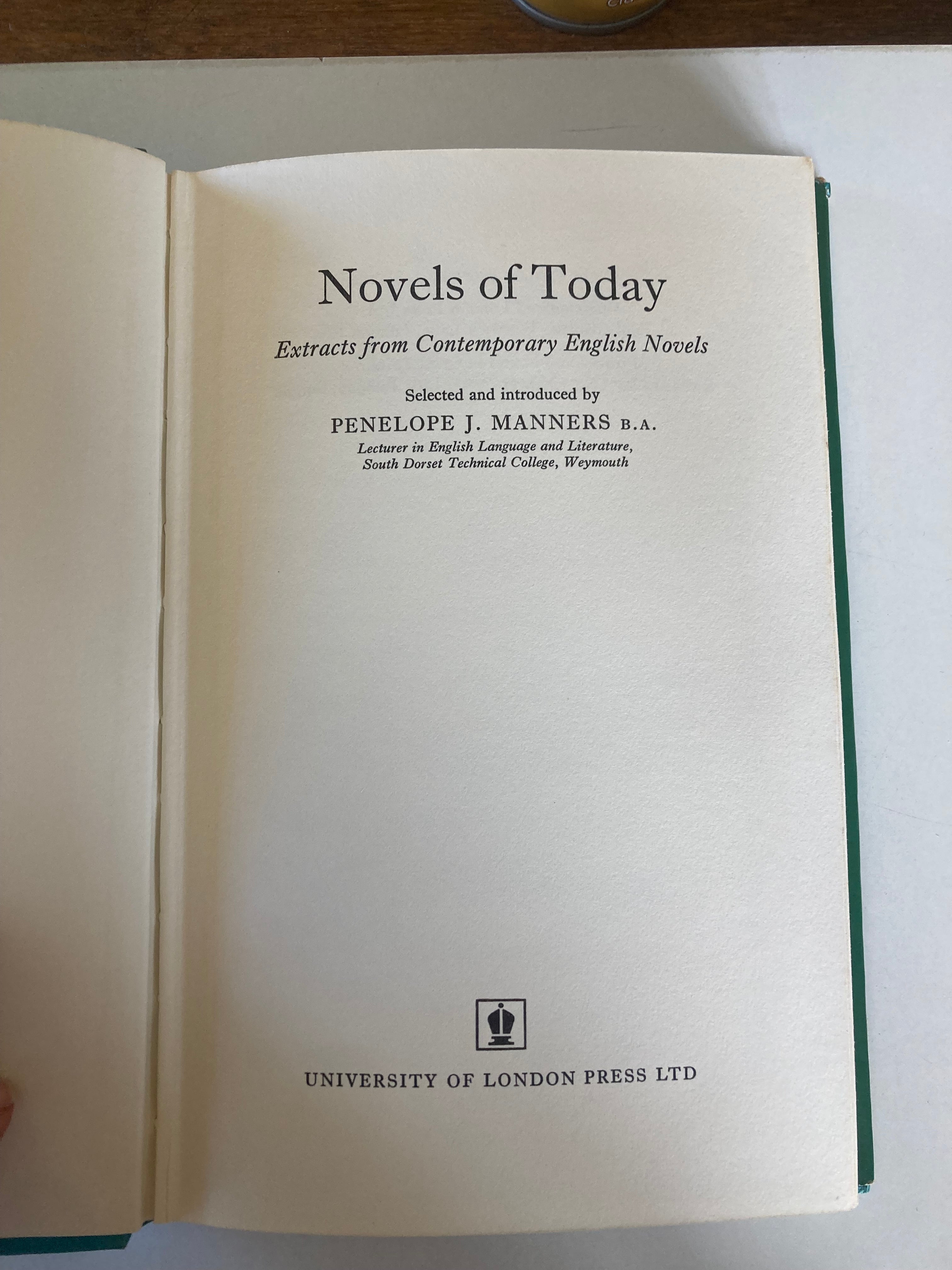 Novels of Today Penelope J Manners Extracts from Contemporary English Novels 1967 Hardback Book
