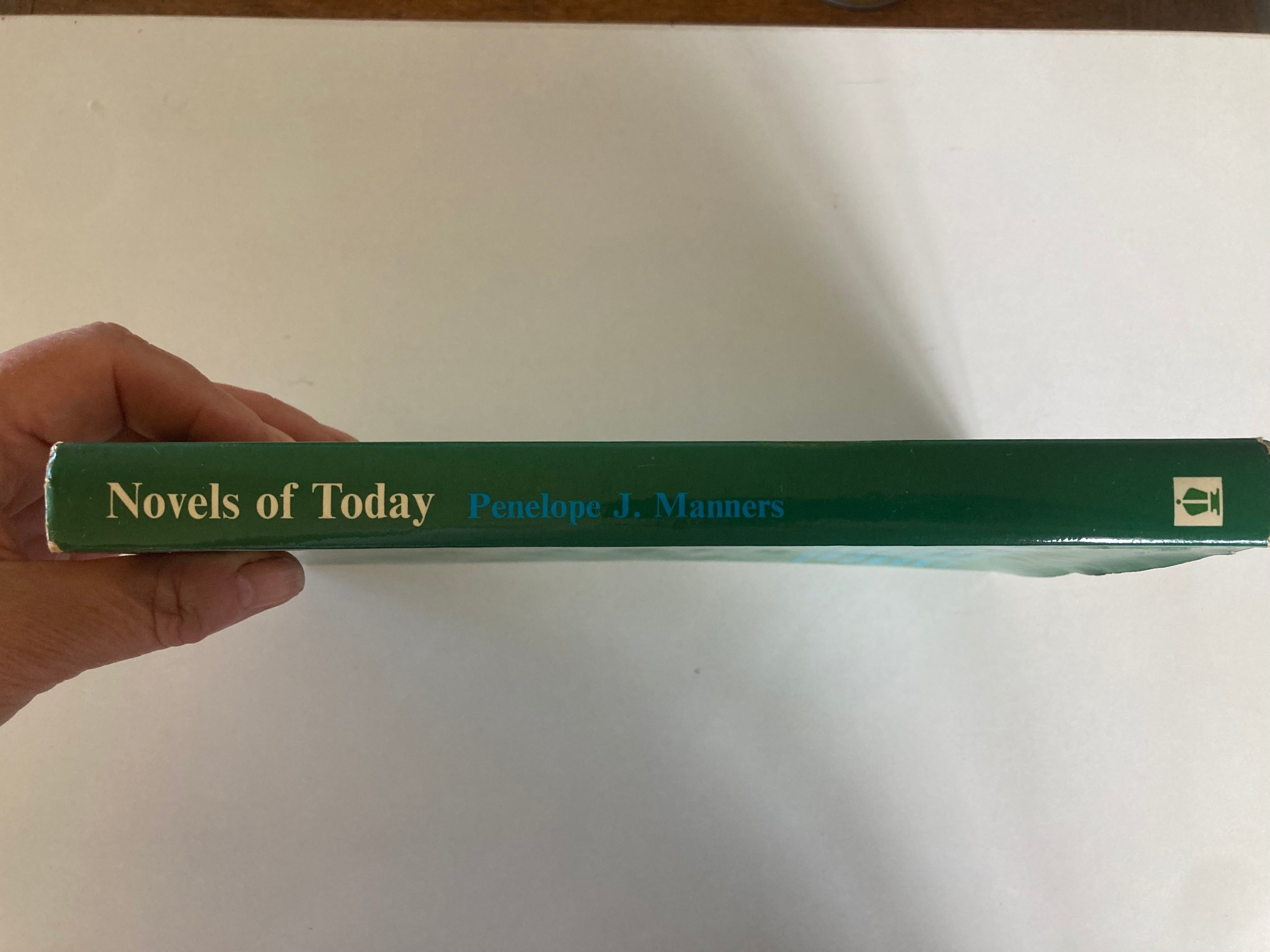 Novels of Today Penelope J Manners Extracts from Contemporary English Novels 1967 Hardback Book