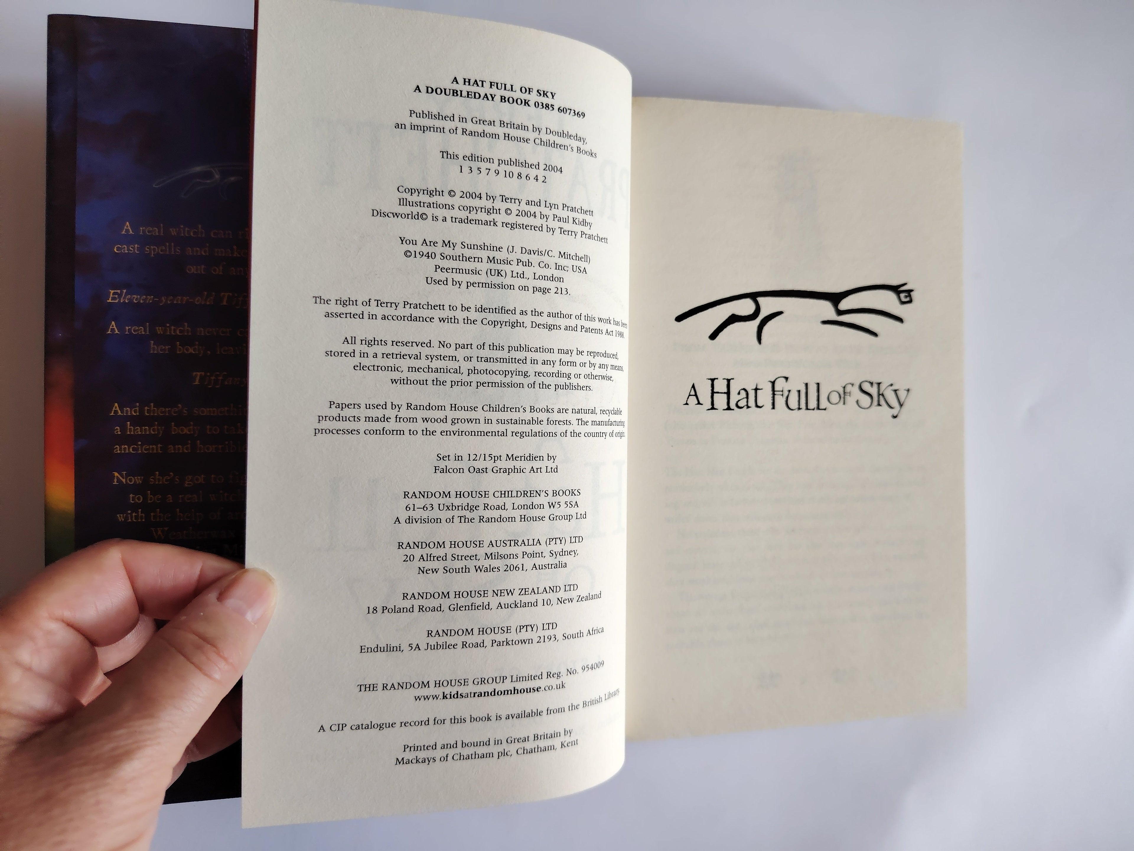A Hat Full of Sky A Story of Discworld by Terry Pratchett SIGNED First Edition/First Impression Book  from 2004
