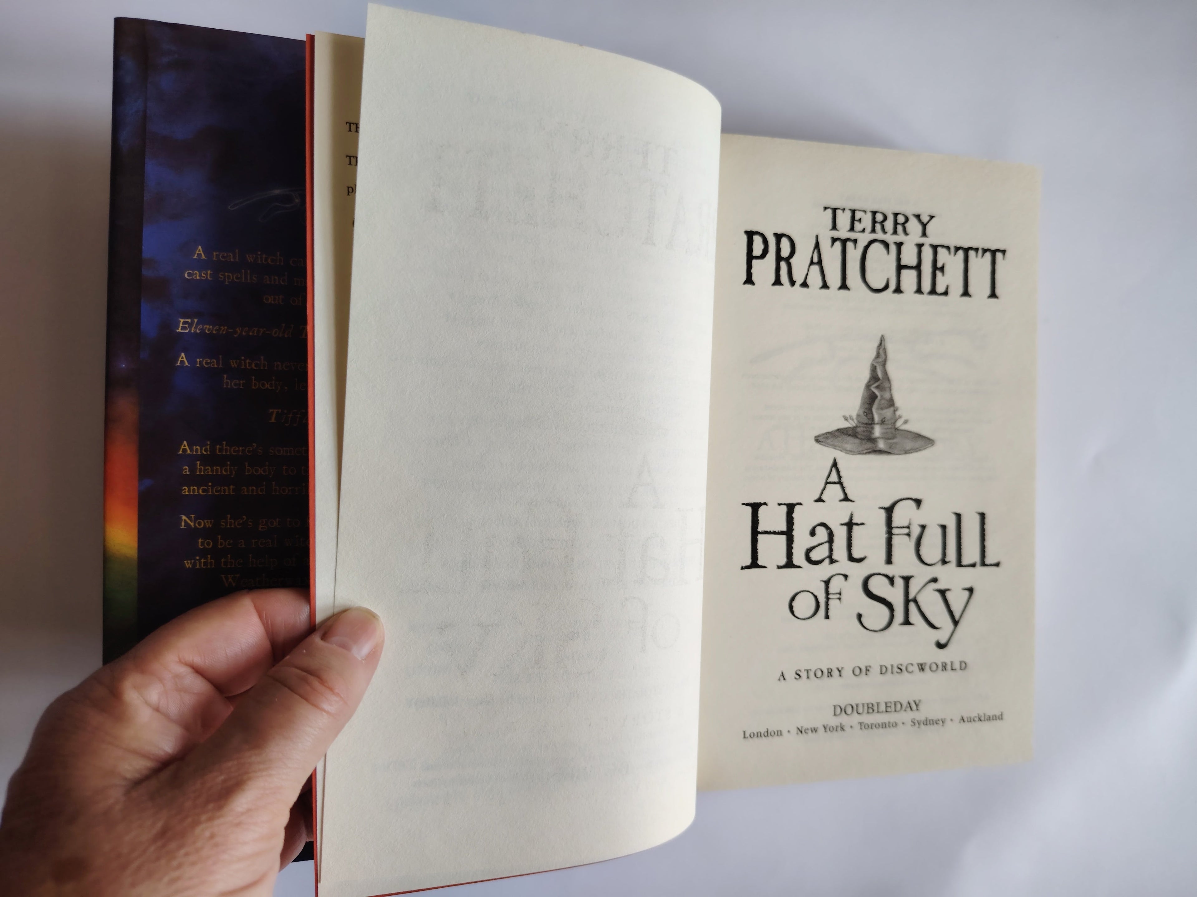 A Hat Full of Sky A Story of Discworld by Terry Pratchett SIGNED First Edition/First Impression Book  from 2004