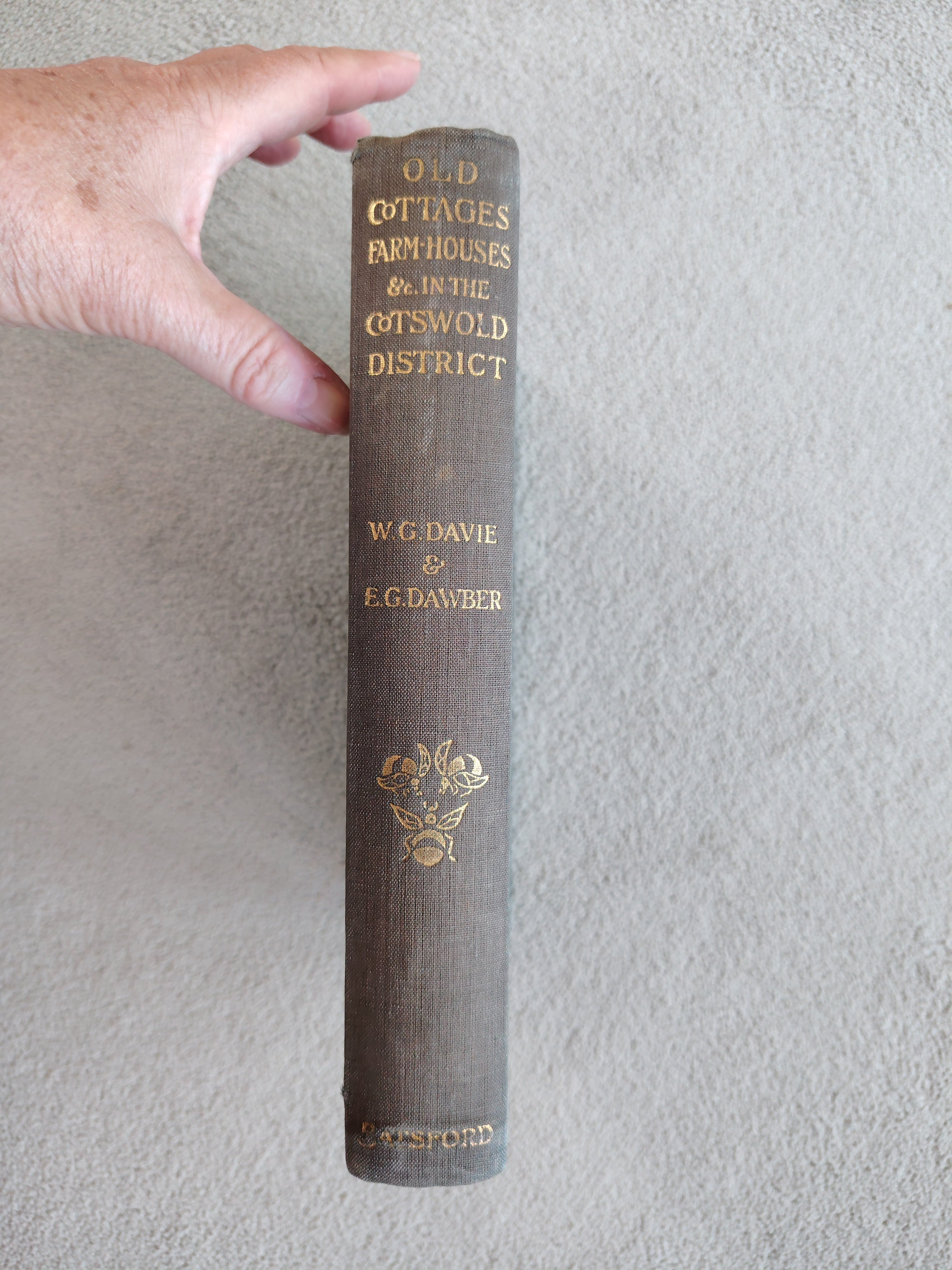 Old Cottages Farm-Houses and Other Stone Buildings in the Cotswold District W Galsworthy Davie & Guy Dawber 1905 with 100 Collotype Plates