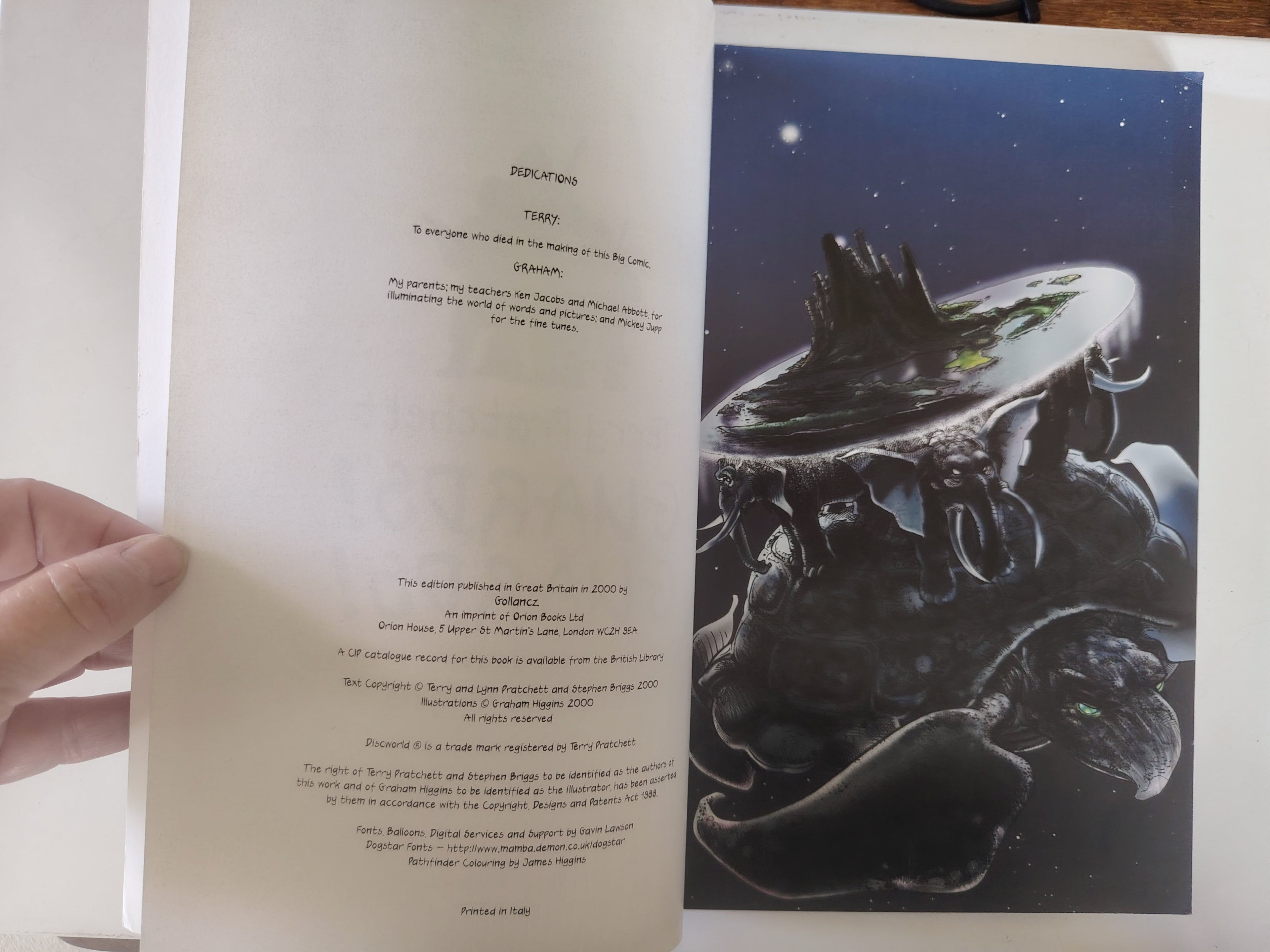 Guards! Guards! Graphic Novel by Terry Pratchett Illustrated by Graham Higgins and Adapted by Stephen Briggs First Edition 2000