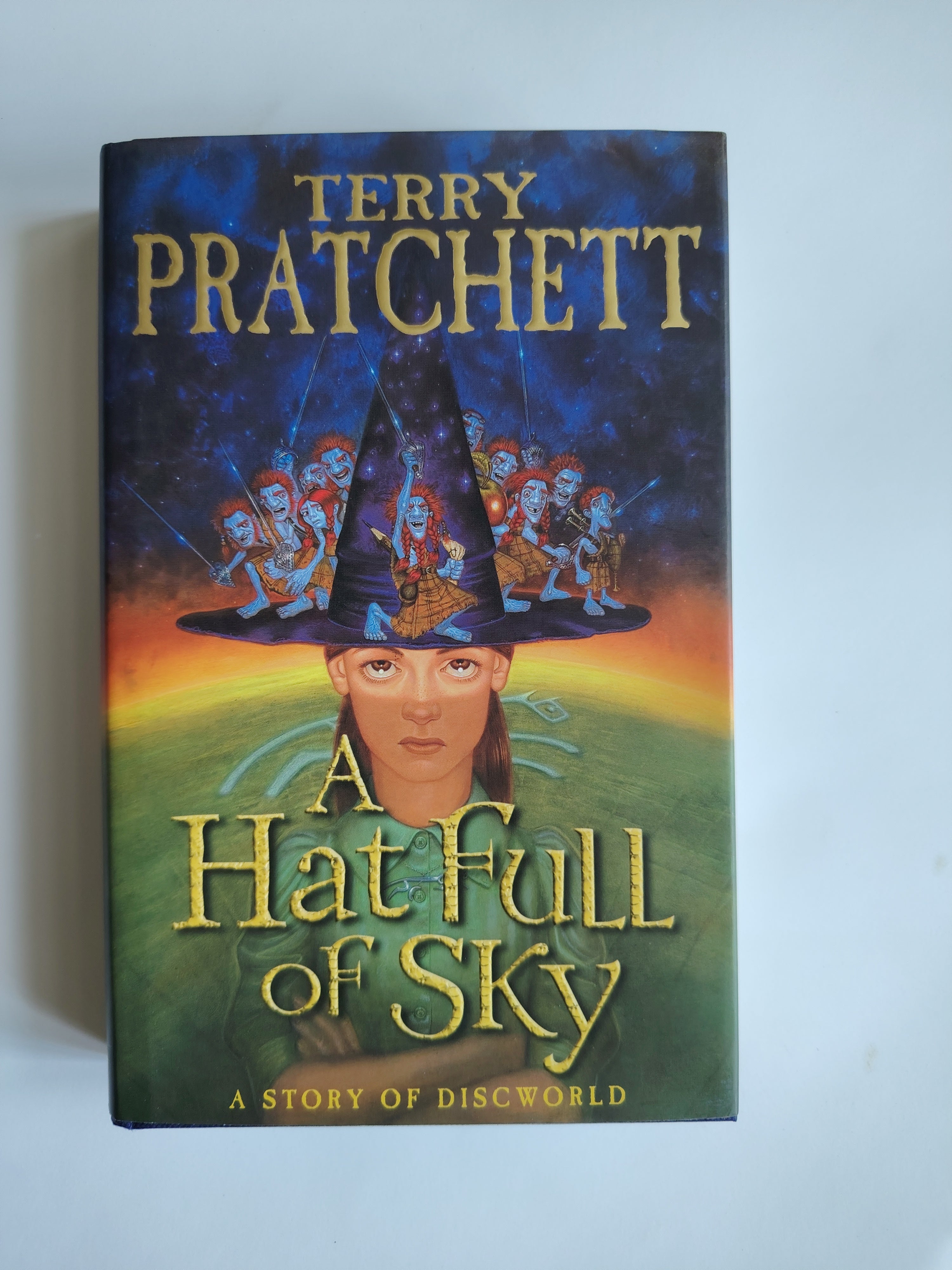A Hat Full of Sky A Story of Discworld by Terry Pratchett SIGNED First Edition/First Impression Book  from 2004