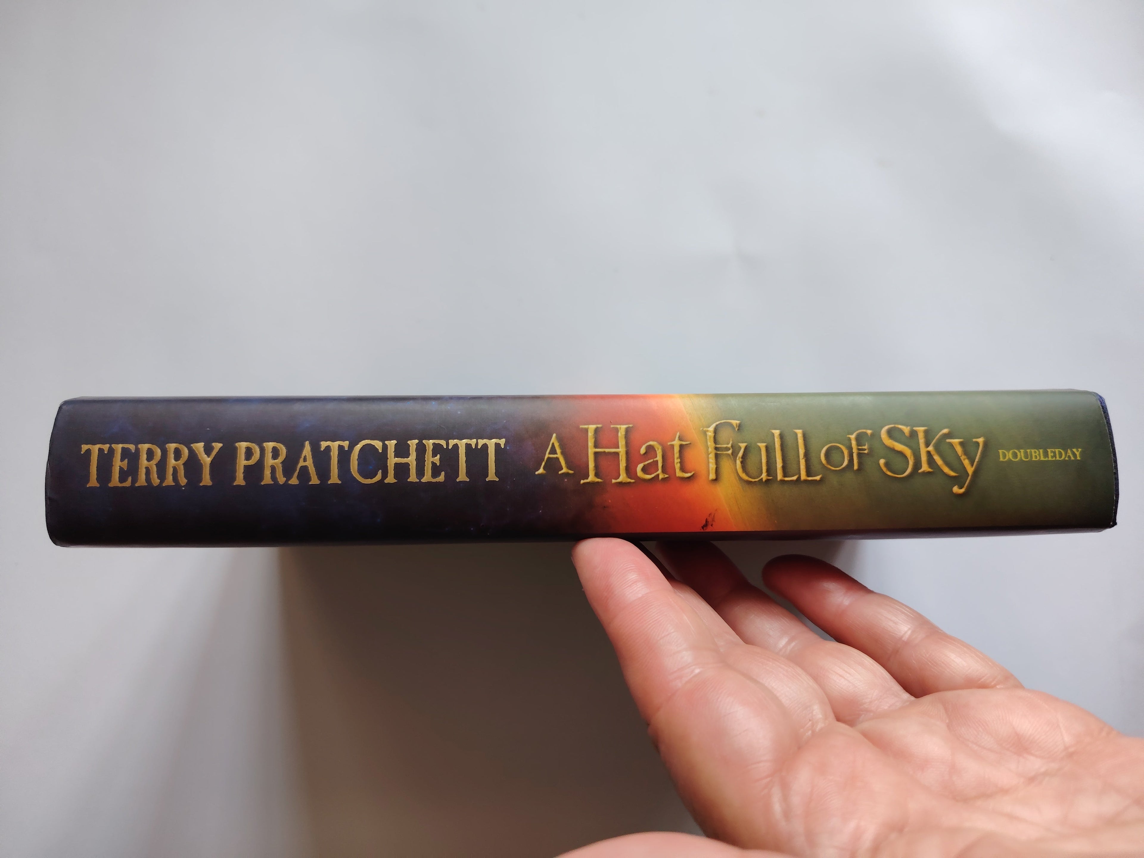 A Hat Full of Sky A Story of Discworld by Terry Pratchett SIGNED First Edition/First Impression Book  from 2004